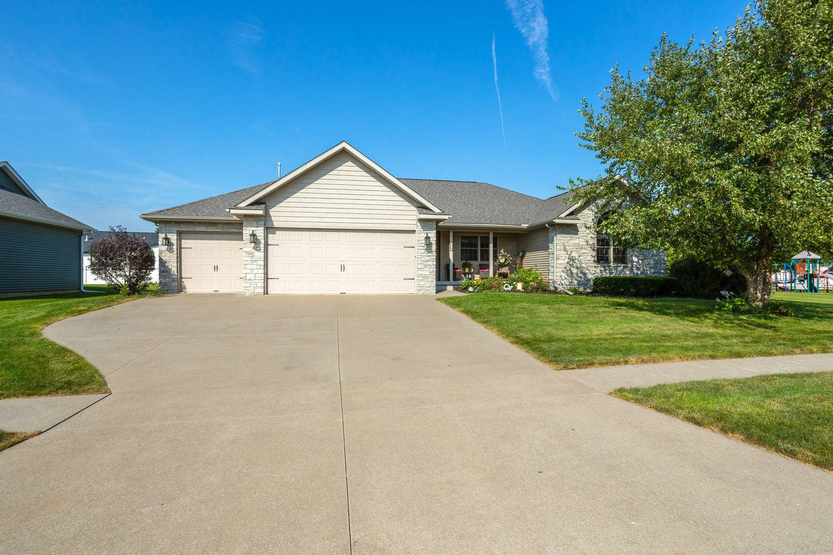 410 S Diamond DR, Long Grove, IA 52756