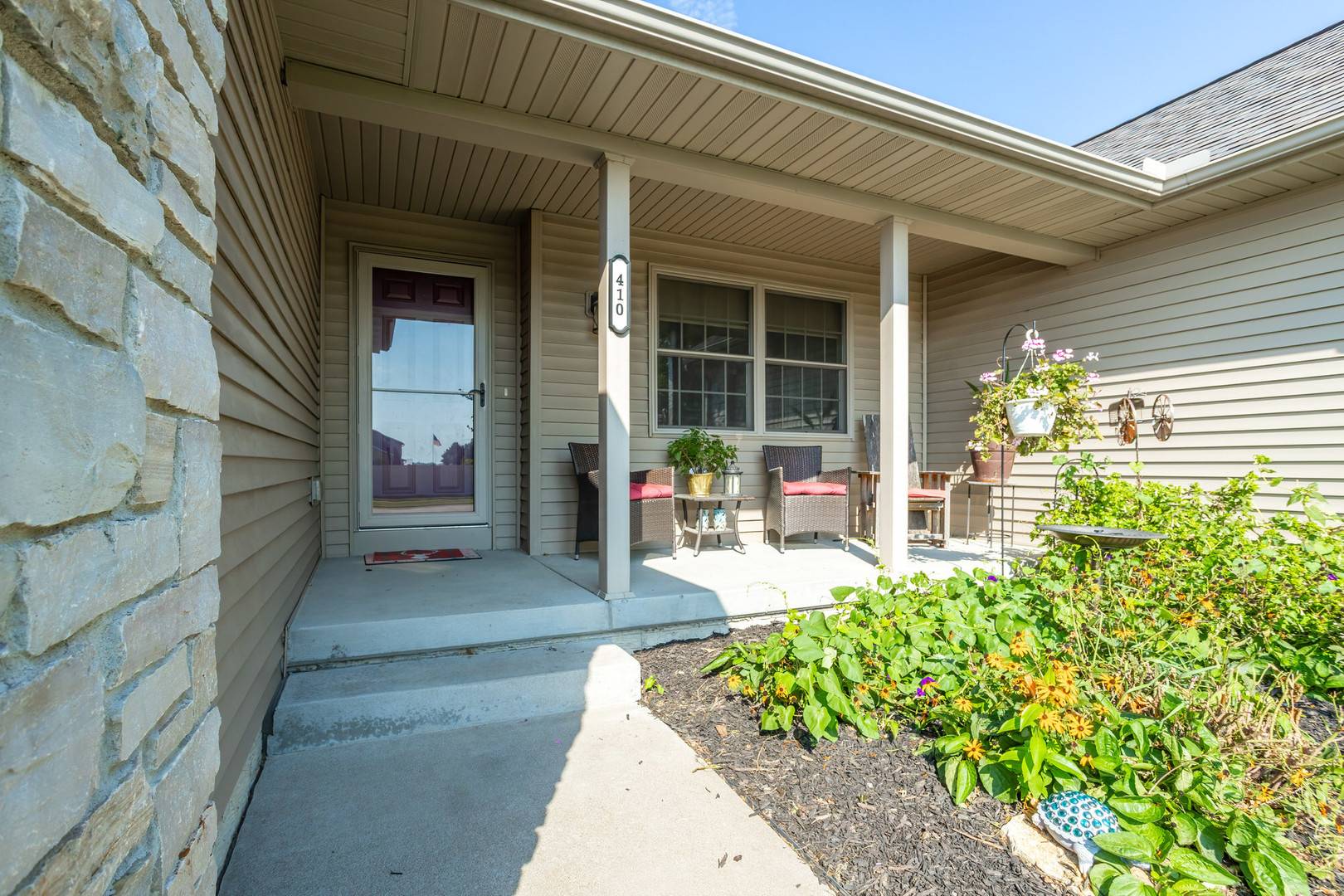 410 S Diamond DR, Long Grove, IA 52756