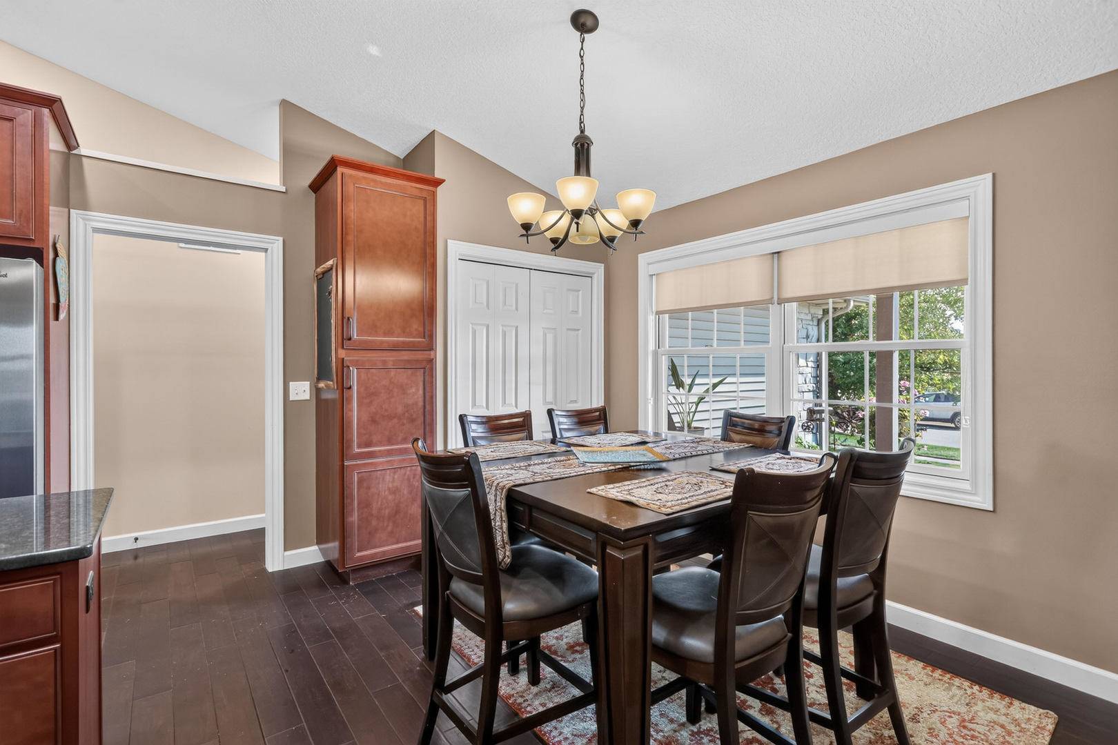 410 S Diamond DR, Long Grove, IA 52756