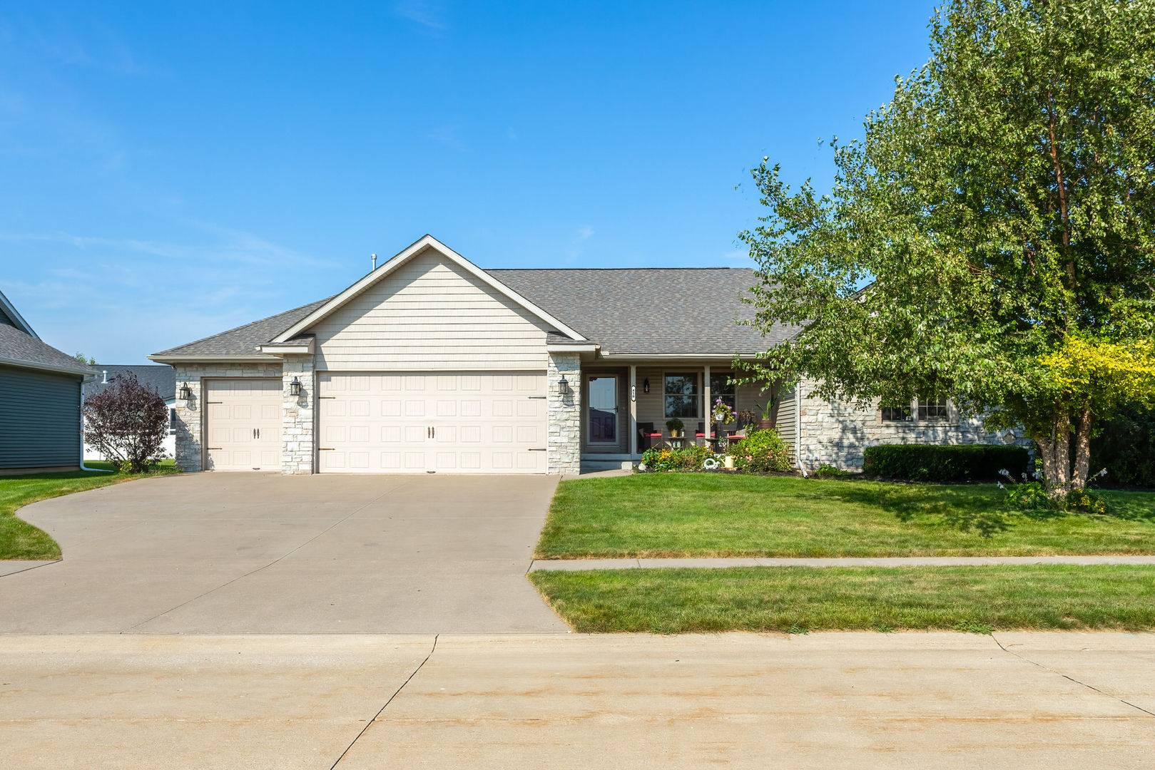 410 S Diamond DR, Long Grove, IA 52756