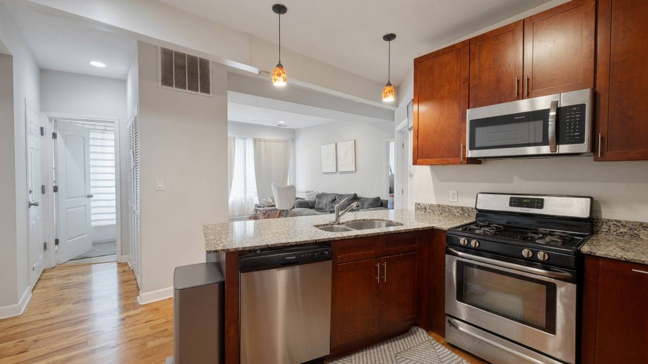 7225 N Rogers AVE #3, Chicago, IL 60645