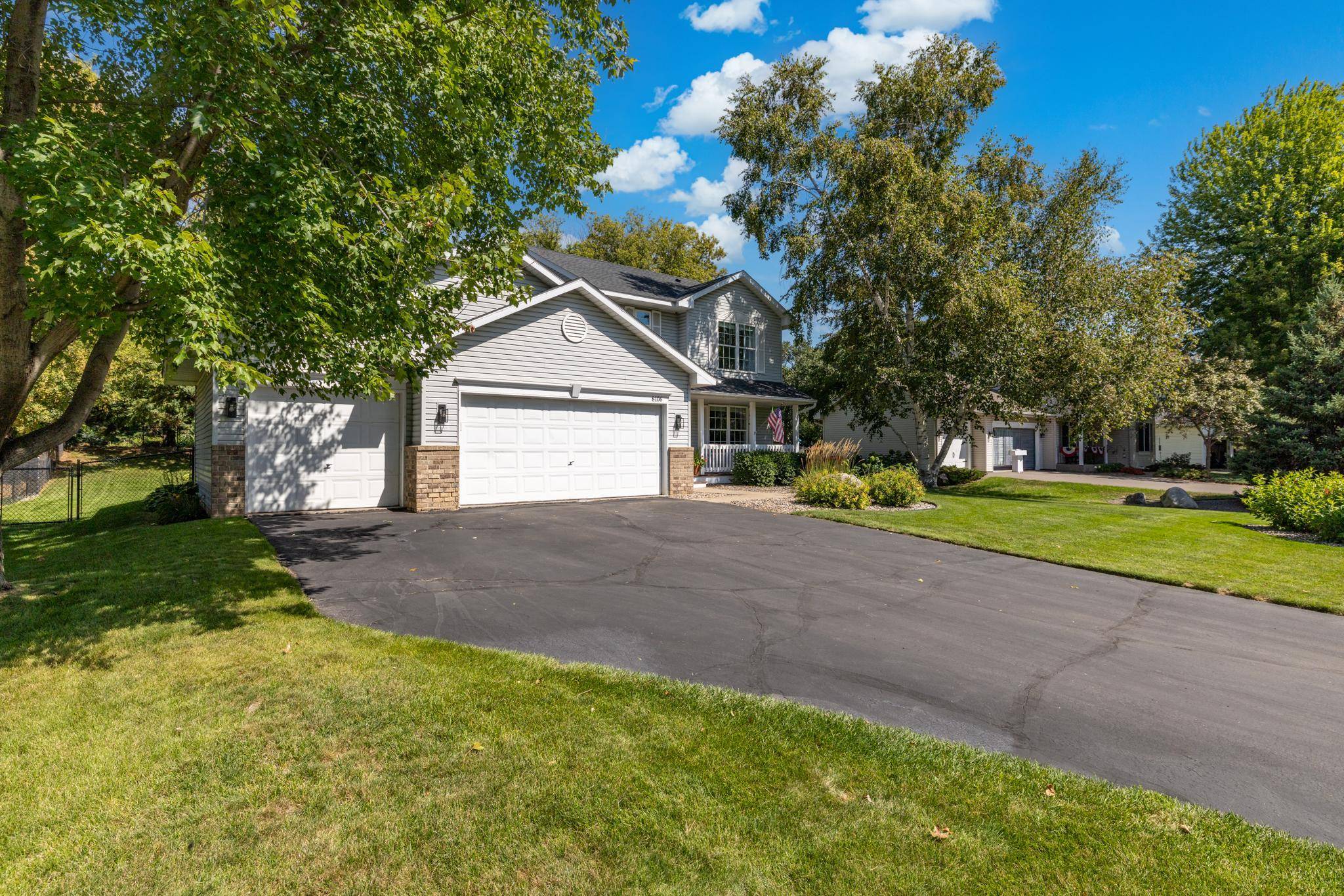 8106 Greenbriar LN, Woodbury, MN 55125