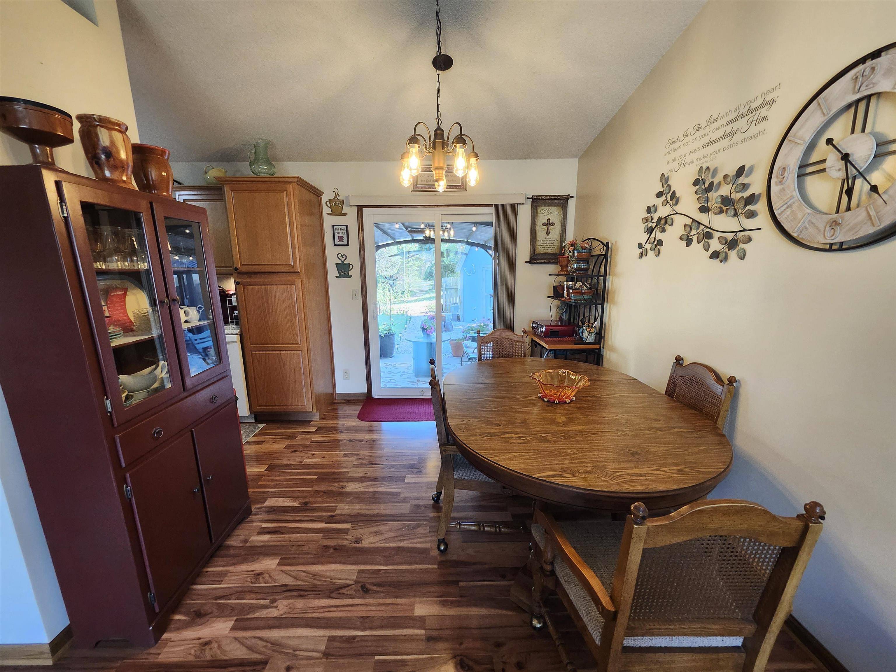 909 E 52nd St S, Wichita, KS 67216