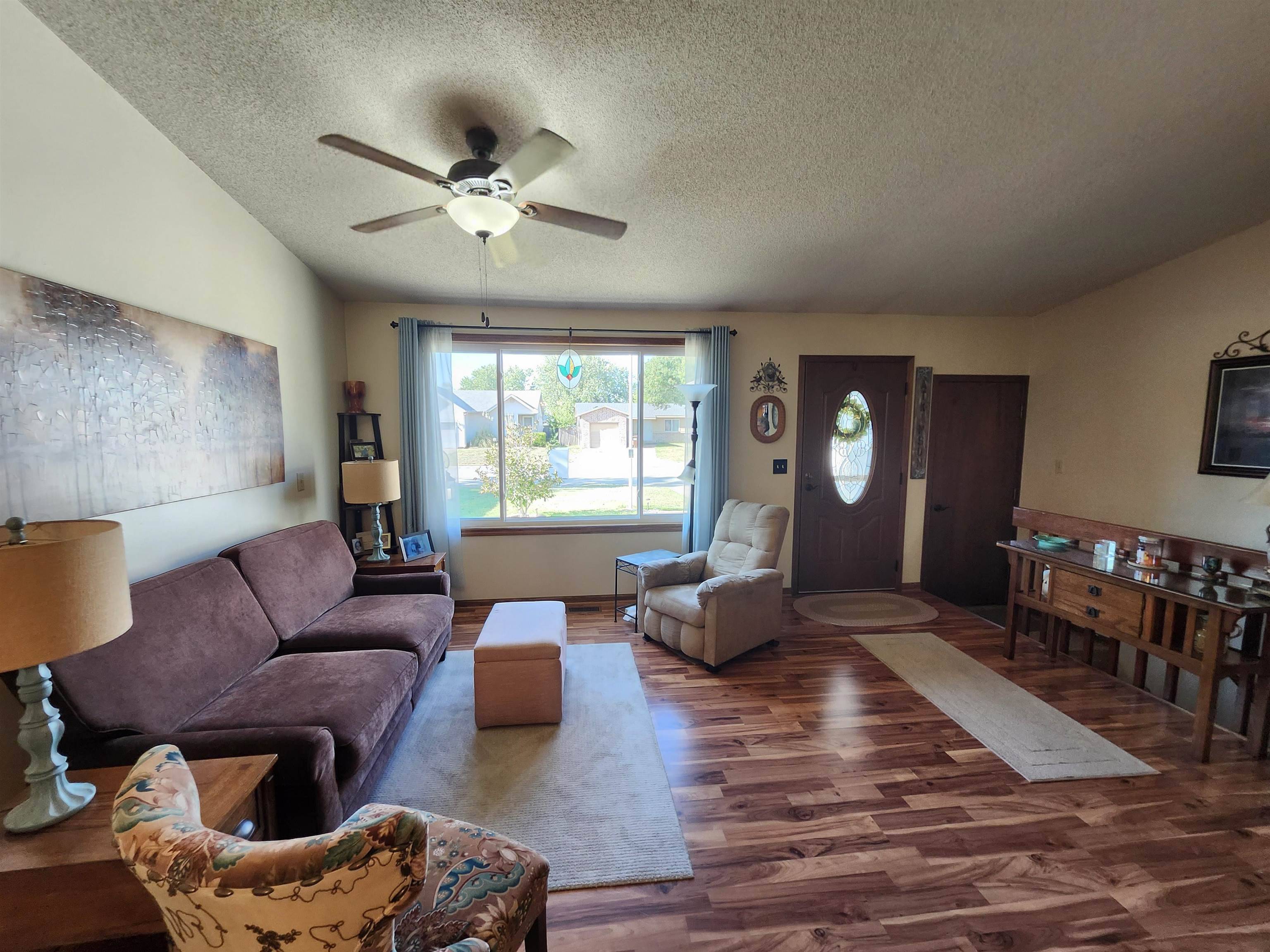 909 E 52nd St S, Wichita, KS 67216