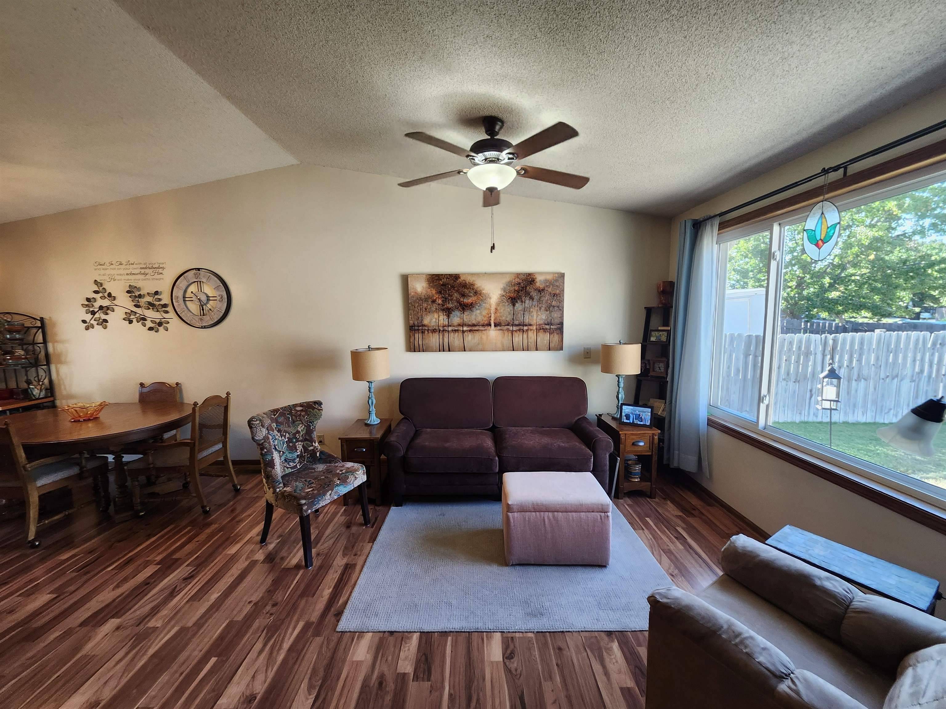 909 E 52nd St S, Wichita, KS 67216