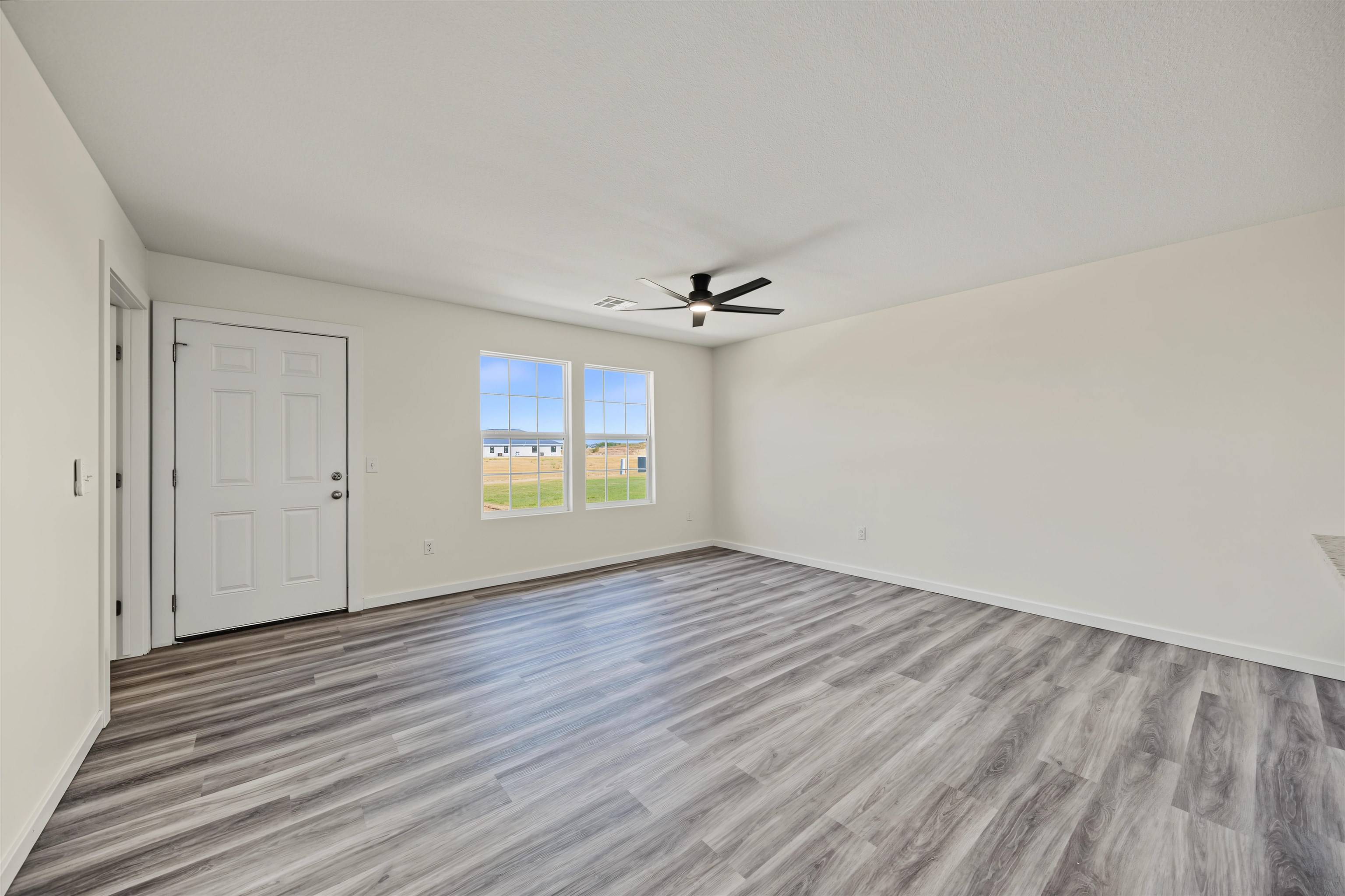 1213 Fountain Dr, Salina, KS 67401