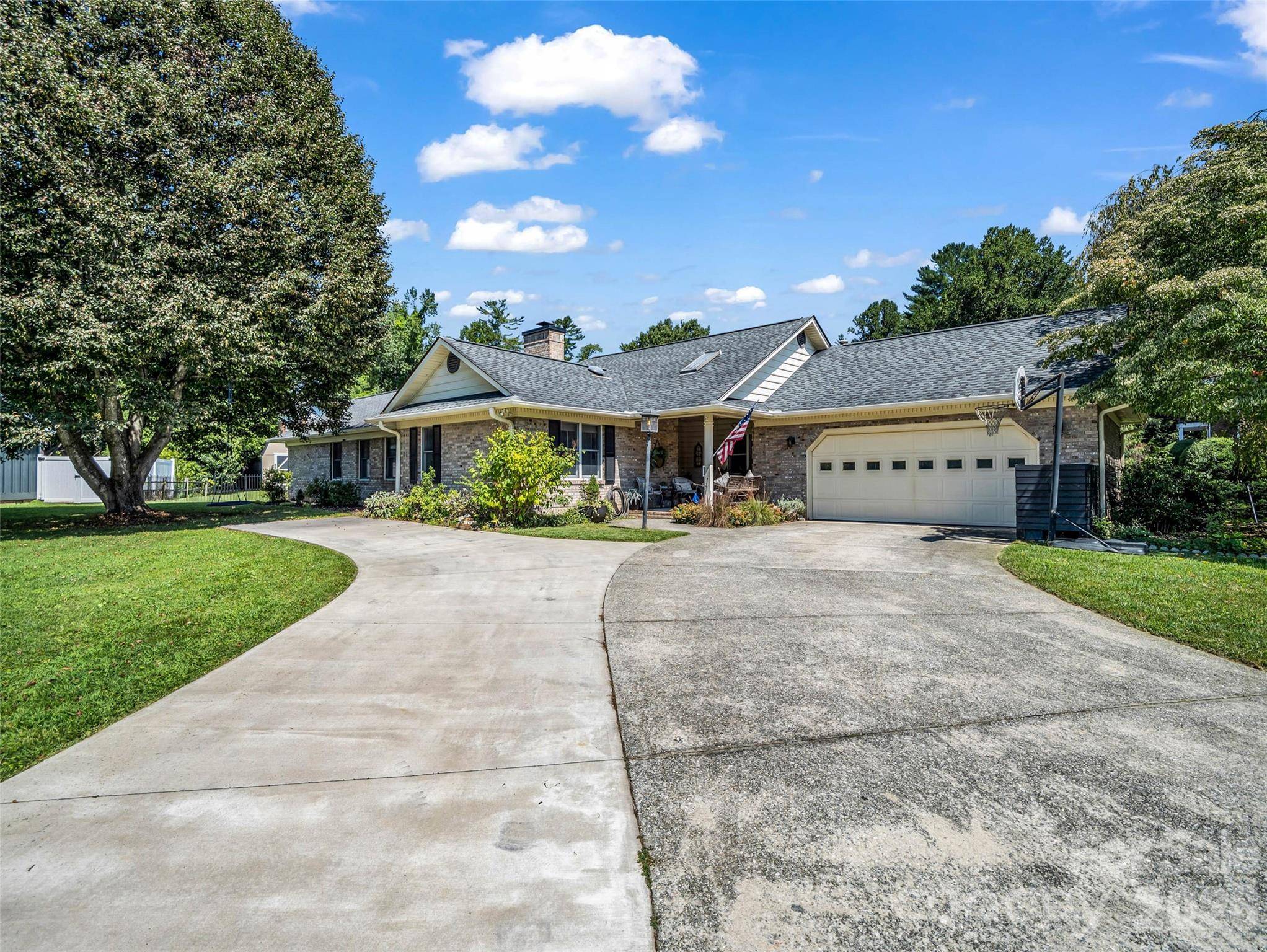2365 Rosemont CT, Hendersonville, NC 28791