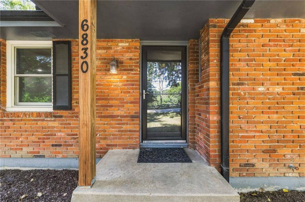 6830 NW Cross RD, Parkville, MO 64152