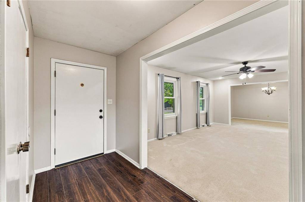 6830 NW Cross RD, Parkville, MO 64152