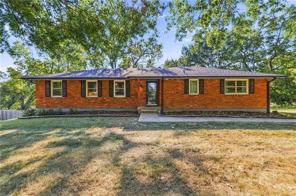 6830 NW Cross RD, Parkville, MO 64152