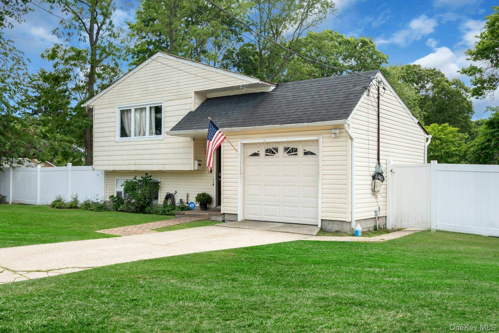 96 Huron DR, Bay Shore, NY 11706