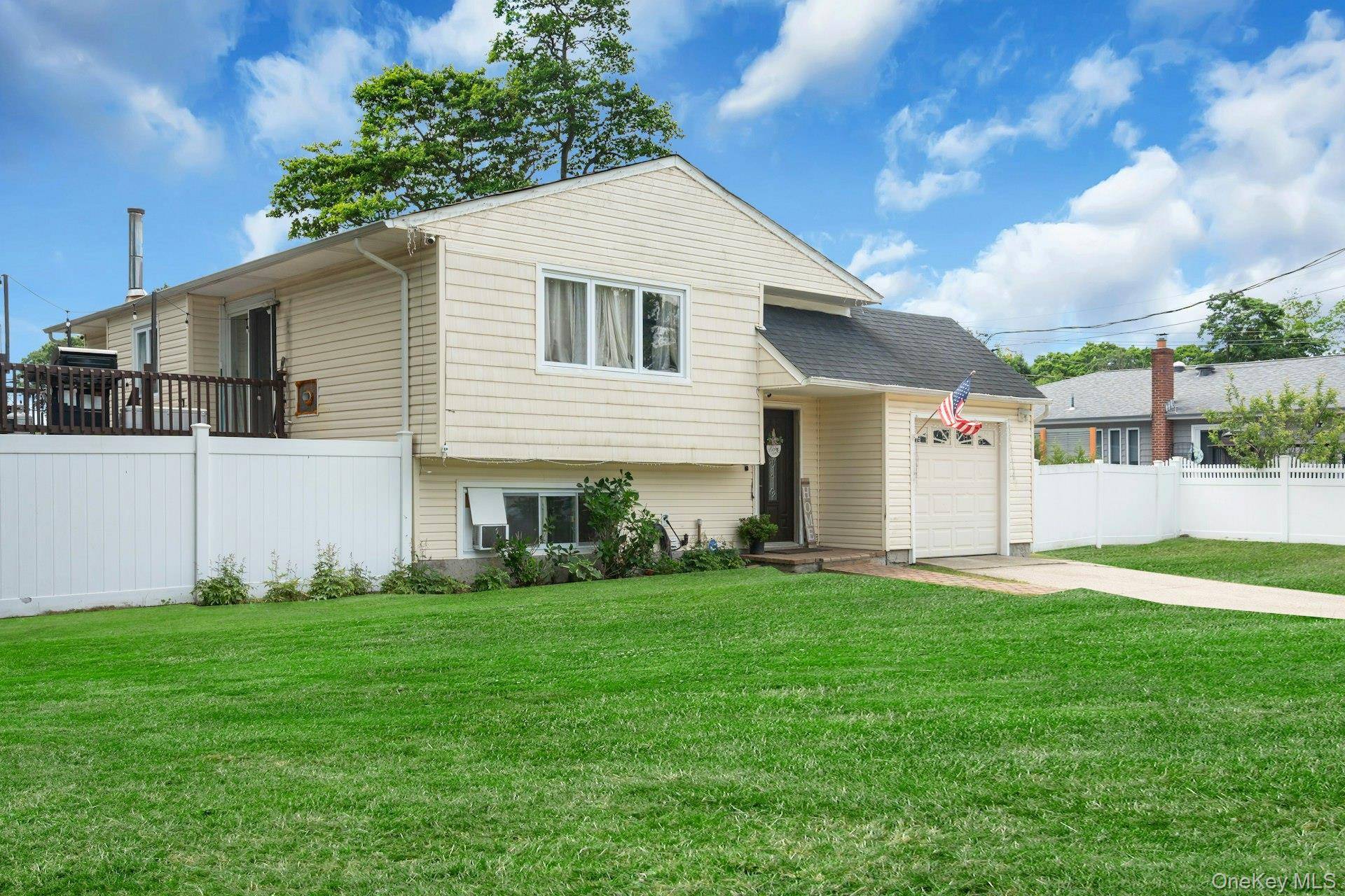 96 Huron DR, Bay Shore, NY 11706