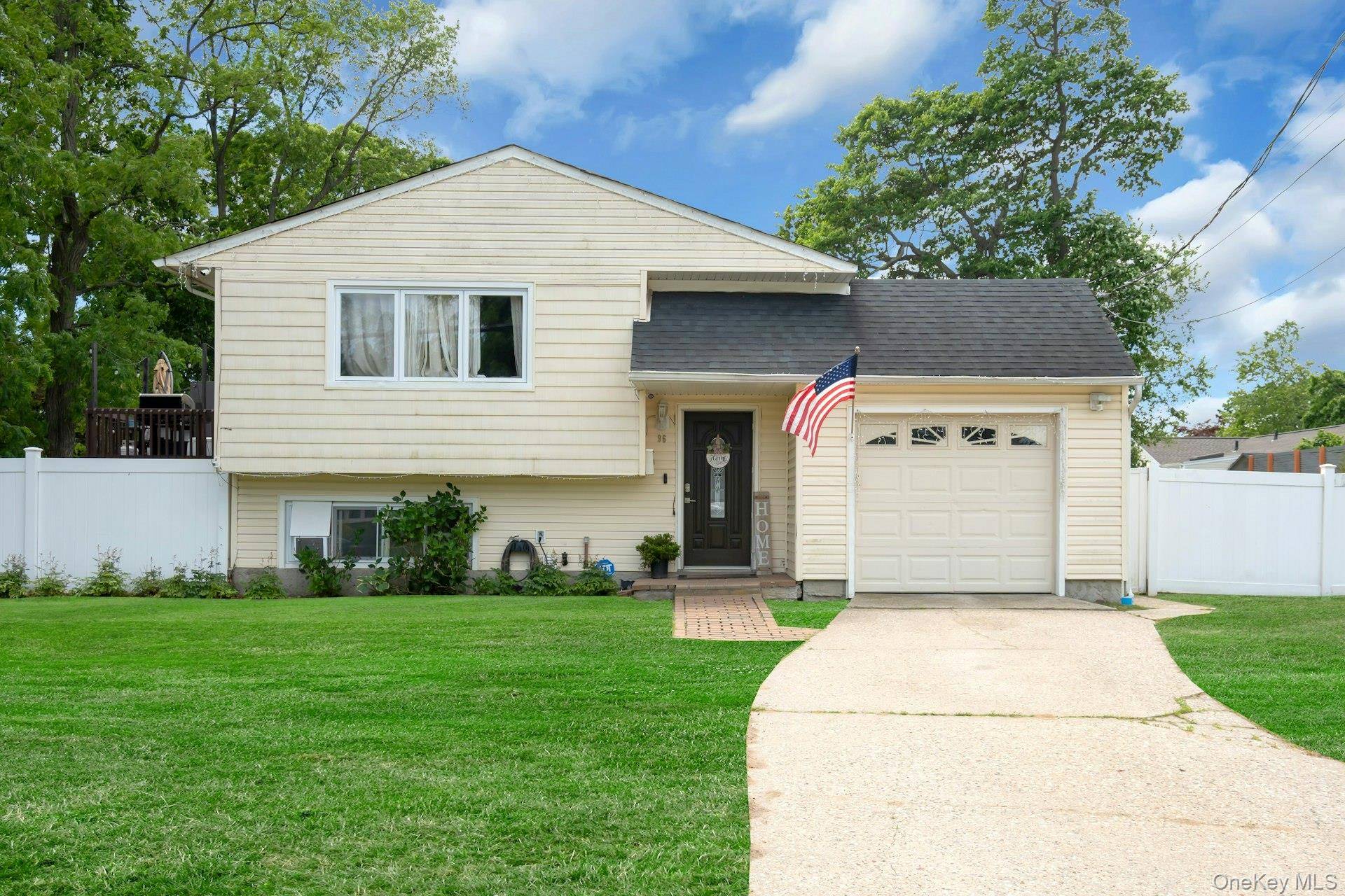 96 Huron DR, Bay Shore, NY 11706