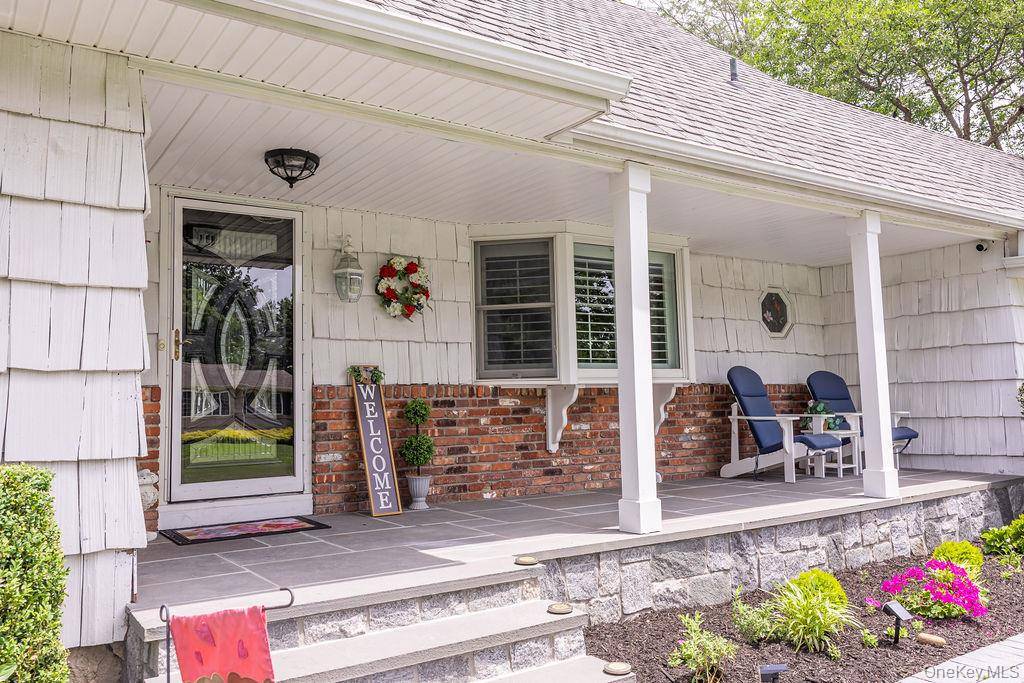 8 Robinhood CT, Nesconset, NY 11767