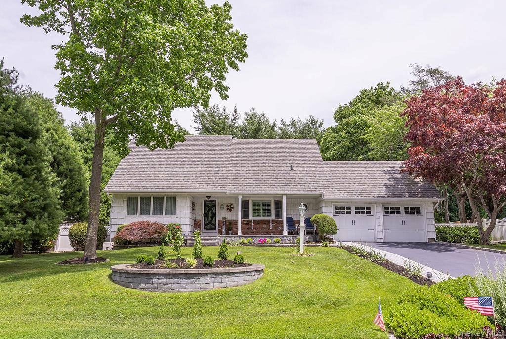 8 Robinhood CT, Nesconset, NY 11767