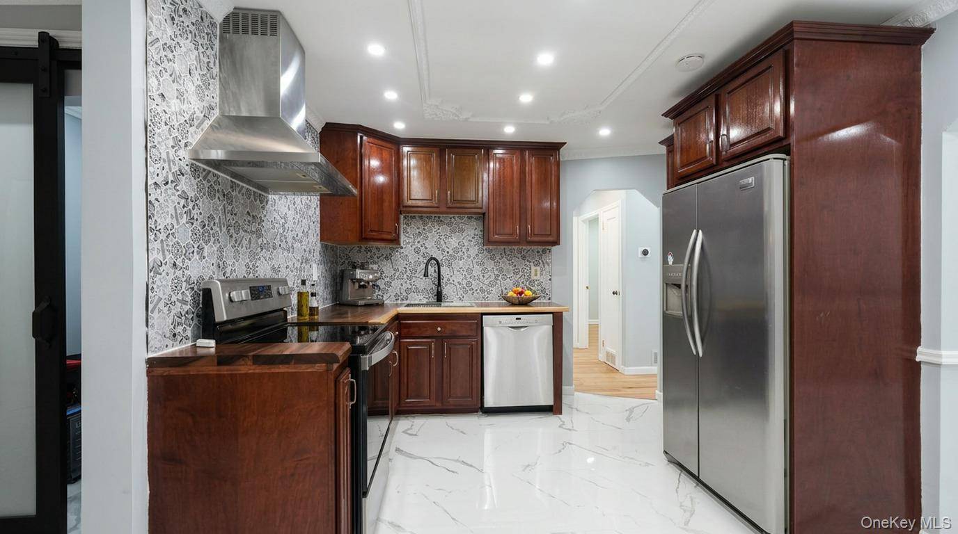 21 Linden BLVD, Hicksville, NY 11801