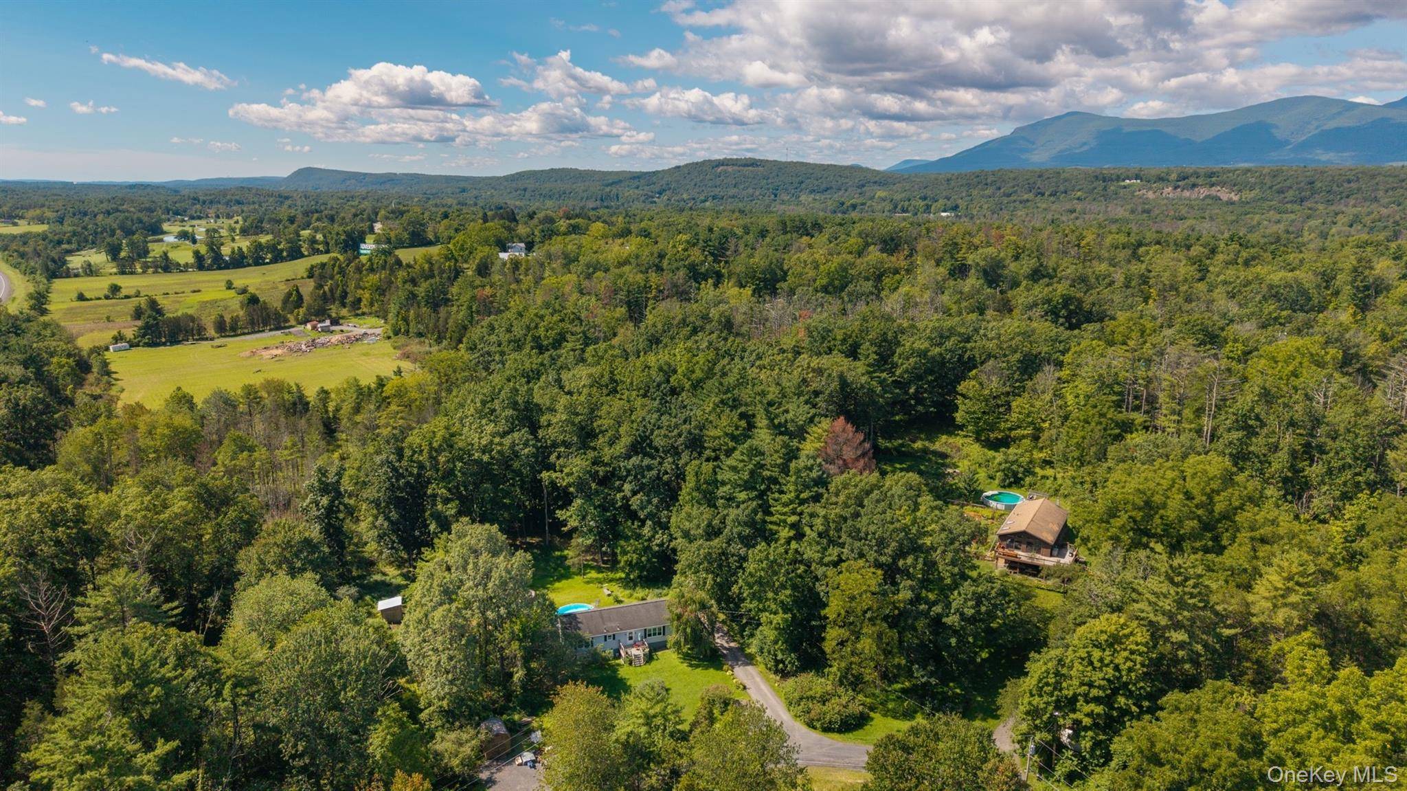 28 Buck LN, Saugerties, NY 12477