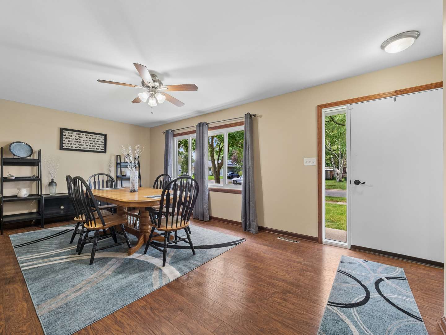 951 Denton CT, Crystal Lake, IL 60014