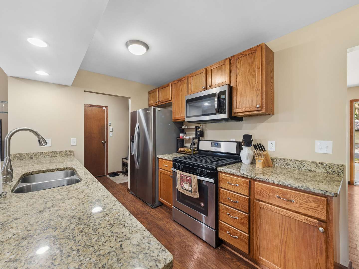 951 Denton CT, Crystal Lake, IL 60014