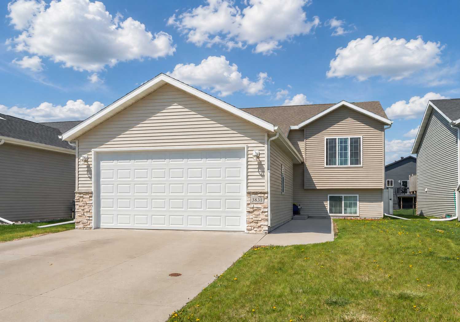 3831 32nd ST S, Moorhead, MN 56560