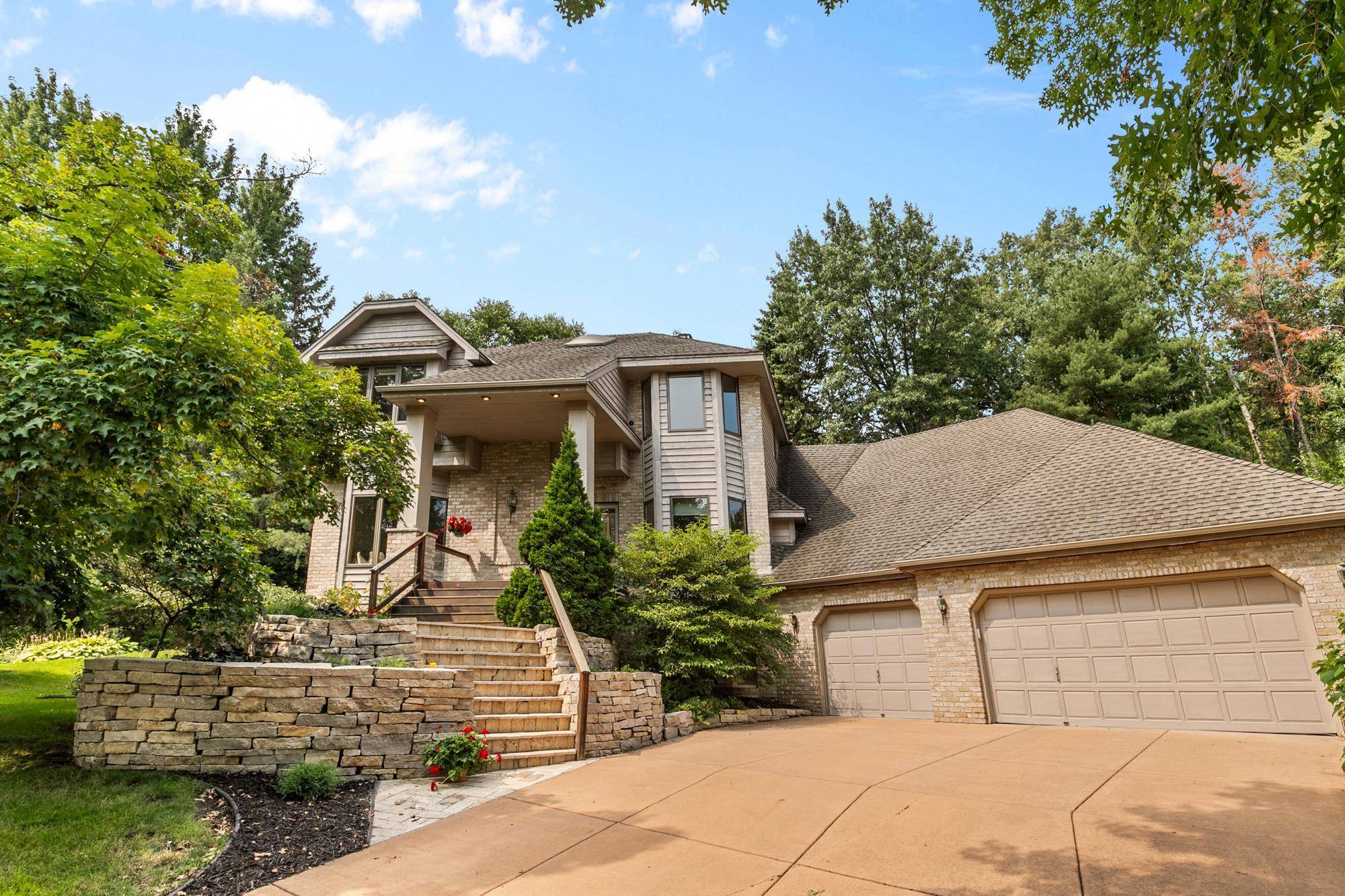 655 Evergreen CIR, Shoreview, MN 55126