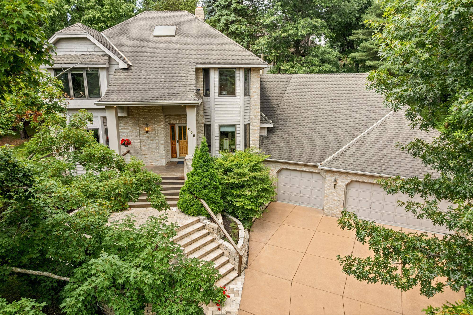 655 Evergreen CIR, Shoreview, MN 55126