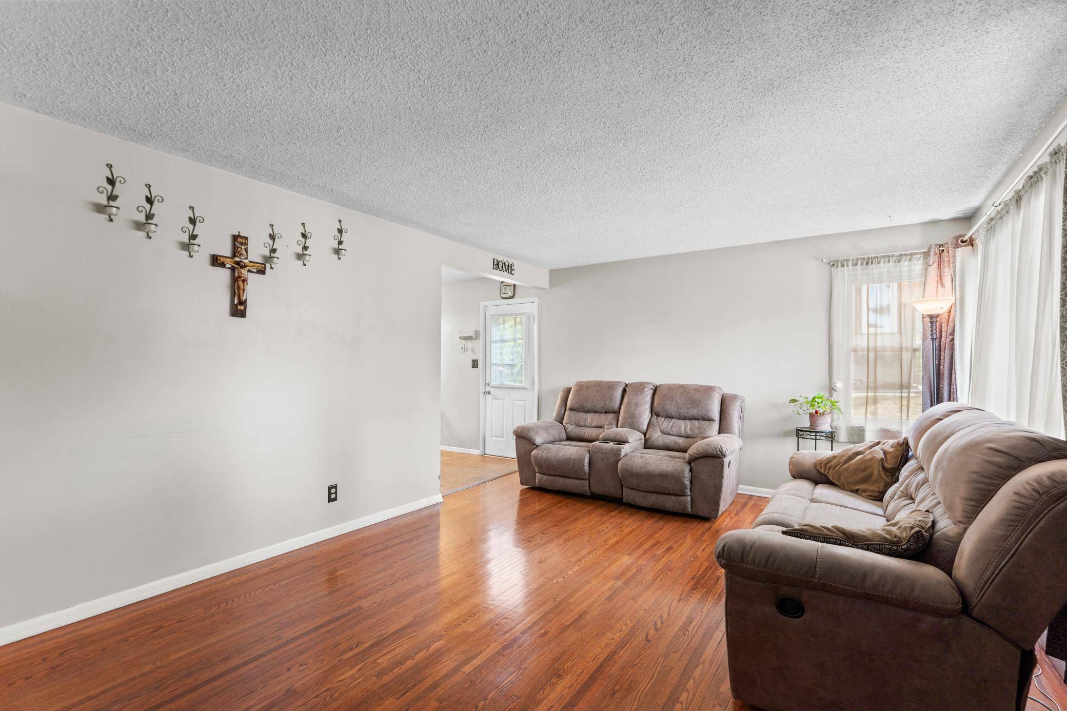 1523 Old Hudson RD, Saint Paul, MN 55106