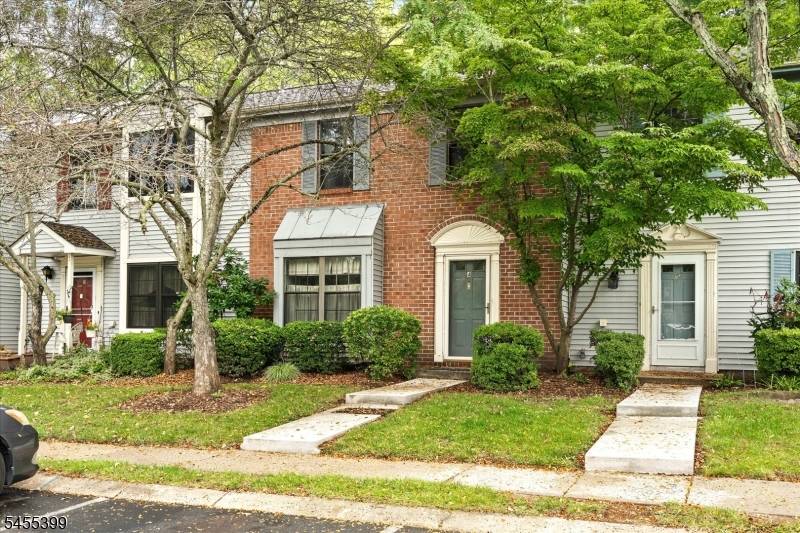 4 Pear Tree Ln, Franklin Twp., NJ 08823