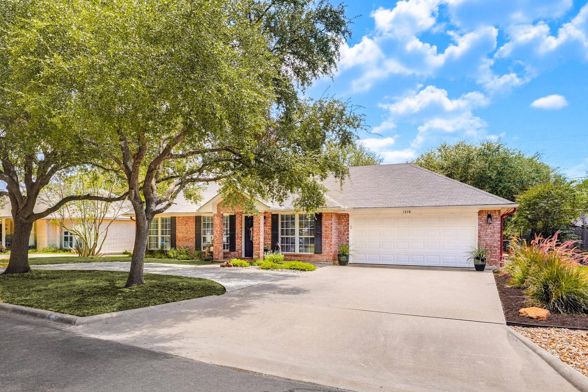 1510 Shadow WALK, Lockhart, TX 78644