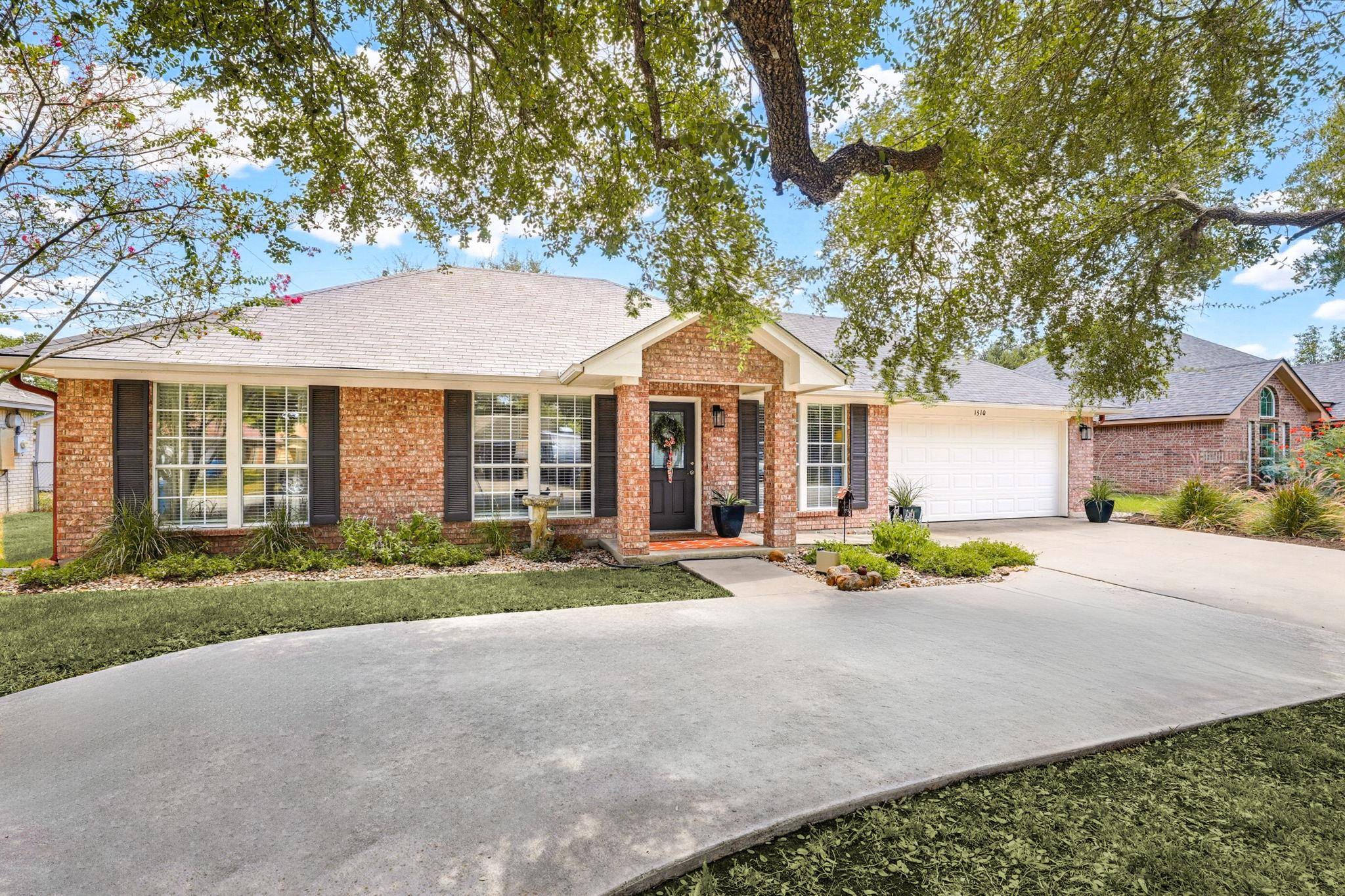 1510 Shadow WALK, Lockhart, TX 78644