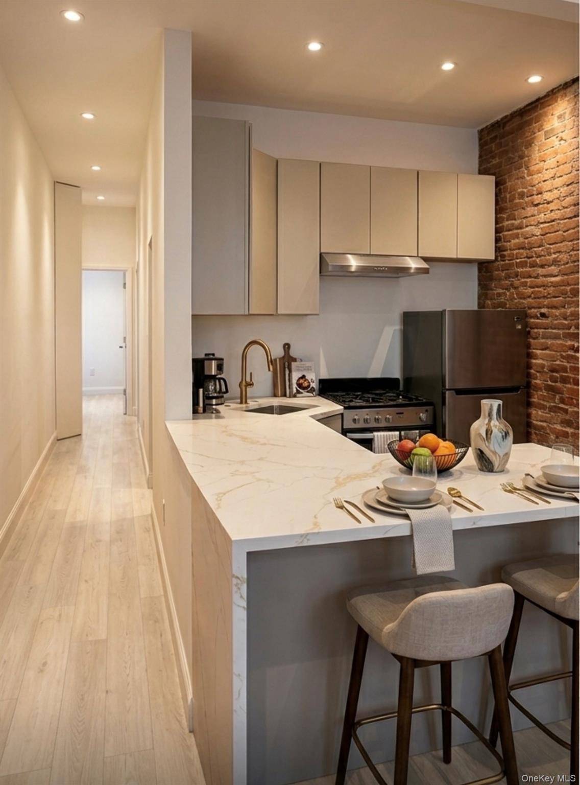 437 W 43rd ST #1, New York (manhattan), NY 10036