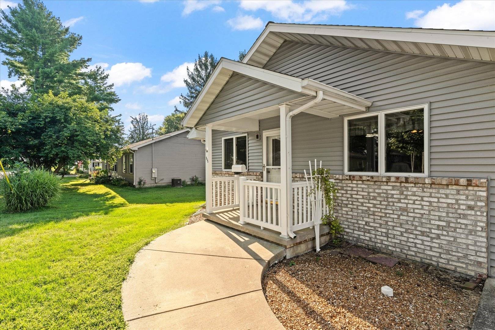 915 E Grant ST, Monticello, IL 61856