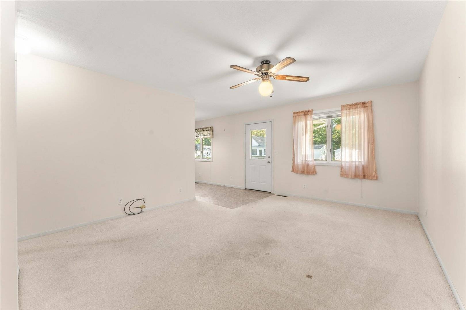 915 E Grant ST, Monticello, IL 61856