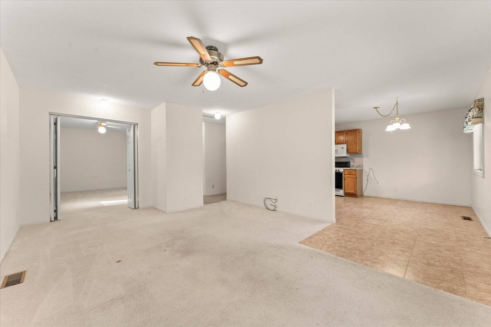 915 E Grant ST, Monticello, IL 61856