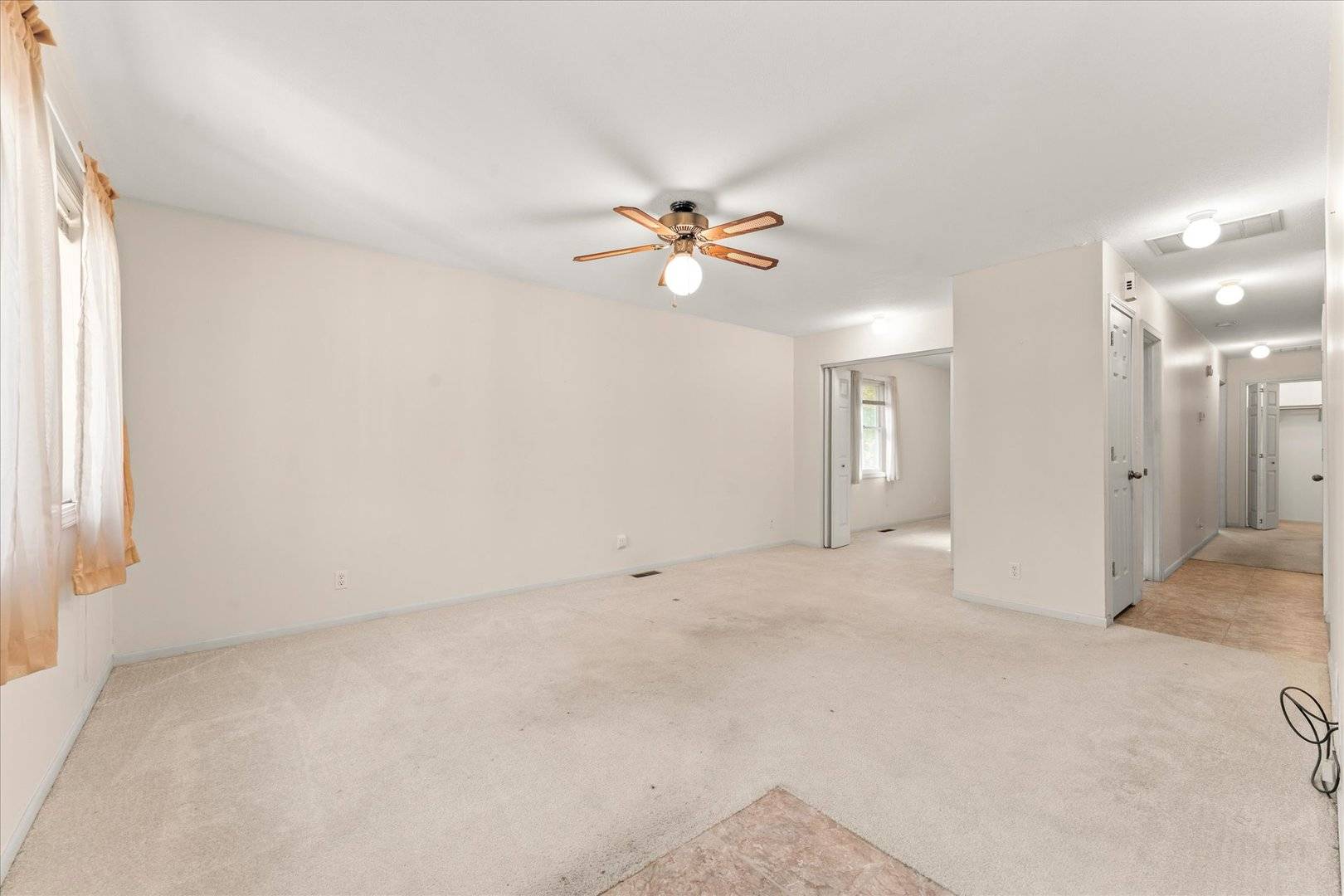 915 E Grant ST, Monticello, IL 61856