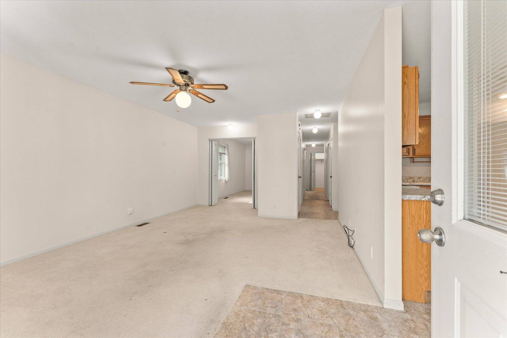 915 E Grant ST, Monticello, IL 61856