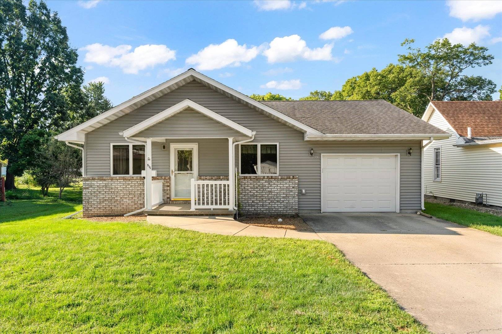 915 E Grant ST, Monticello, IL 61856