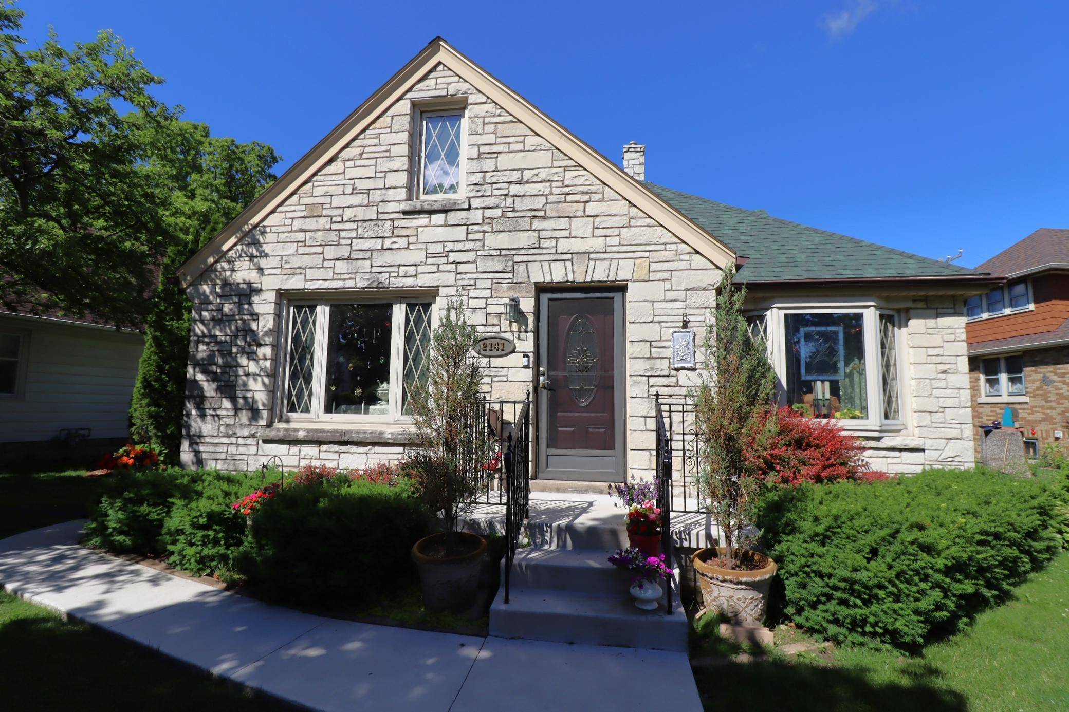 2141 S Livingston TER, West Allis, WI 53219
