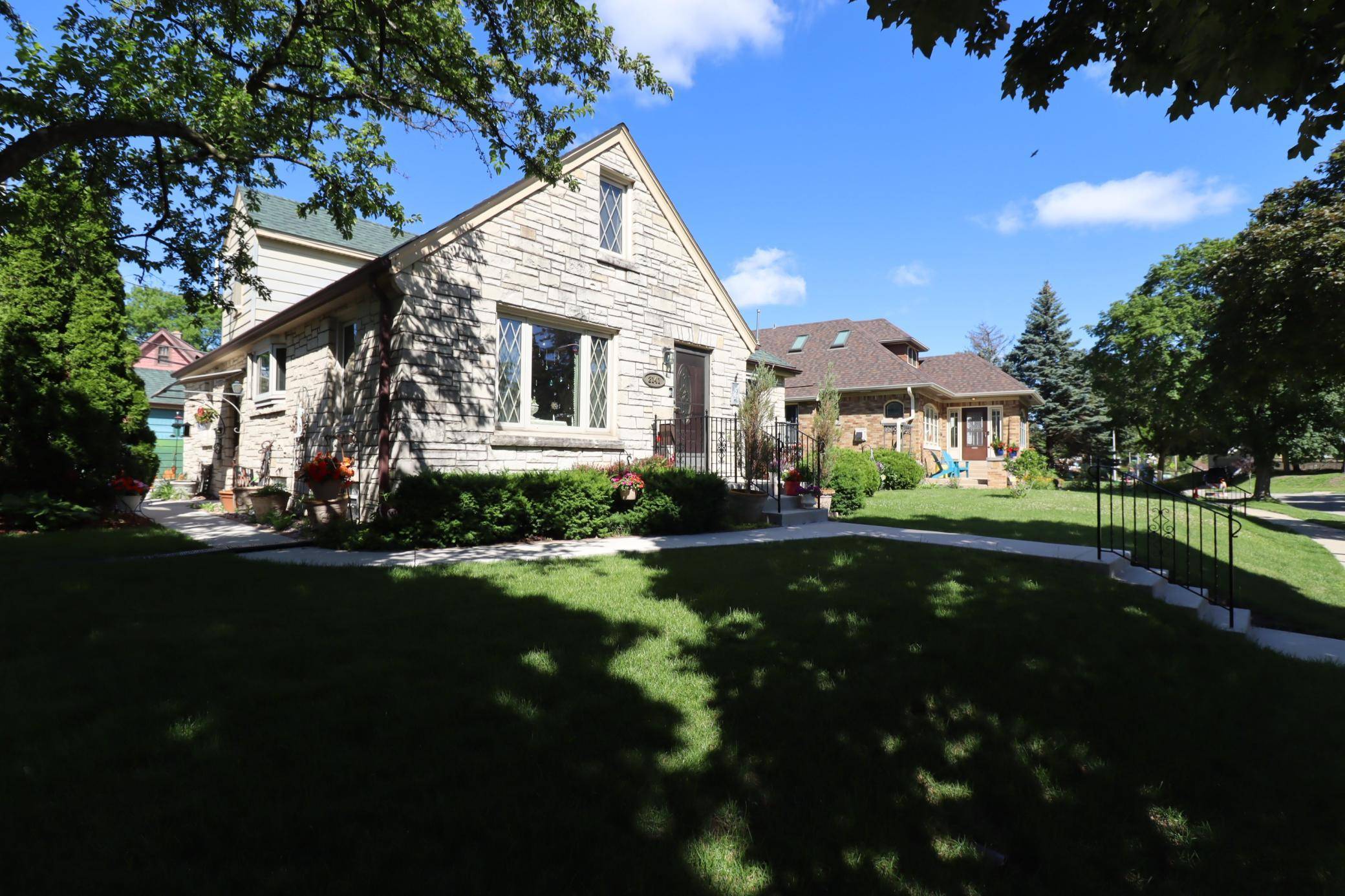 2141 S Livingston TER, West Allis, WI 53219