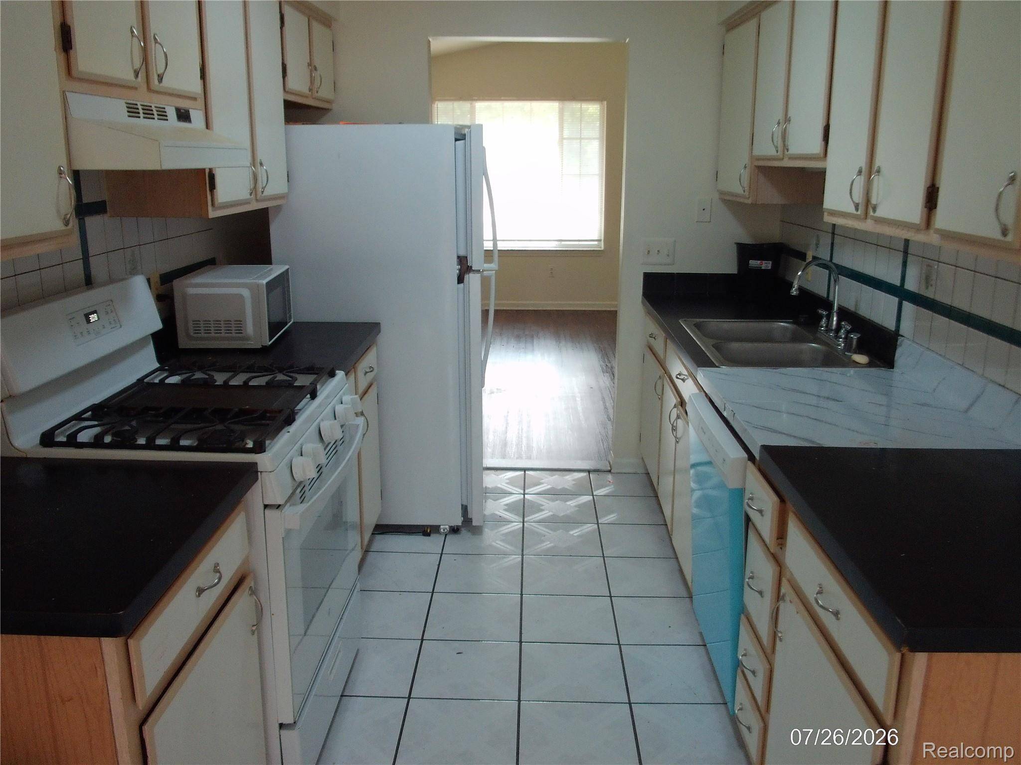 19121 WALDORF ST, Roseville, MI 48066