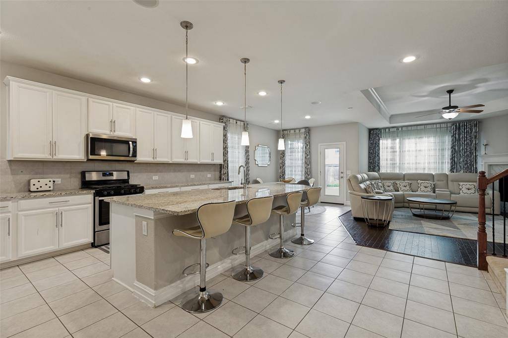 1005 Pinnacle Breeze Drive, Fort Worth, TX 76052