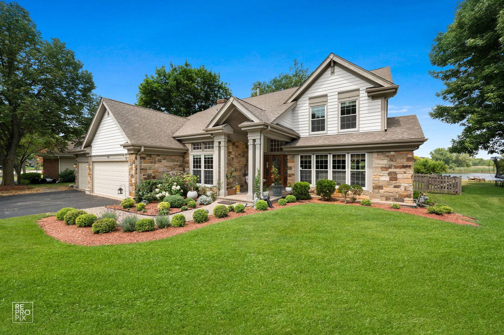 553 Coventry LN, Buffalo Grove, IL 60089