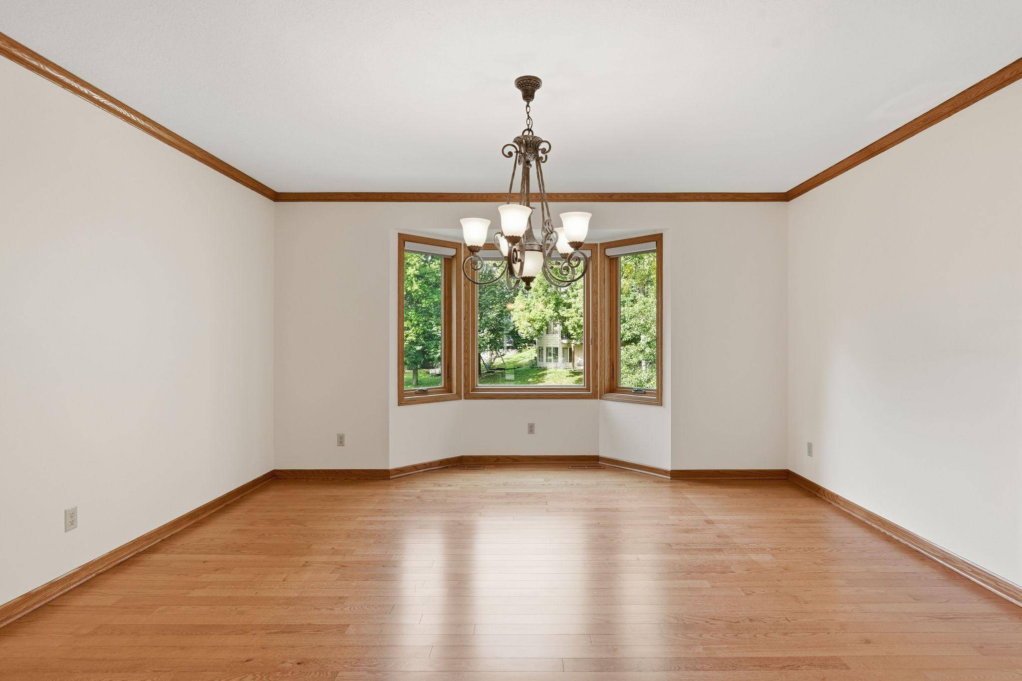 1316 Summit Oaks DR, Burnsville, MN 55337