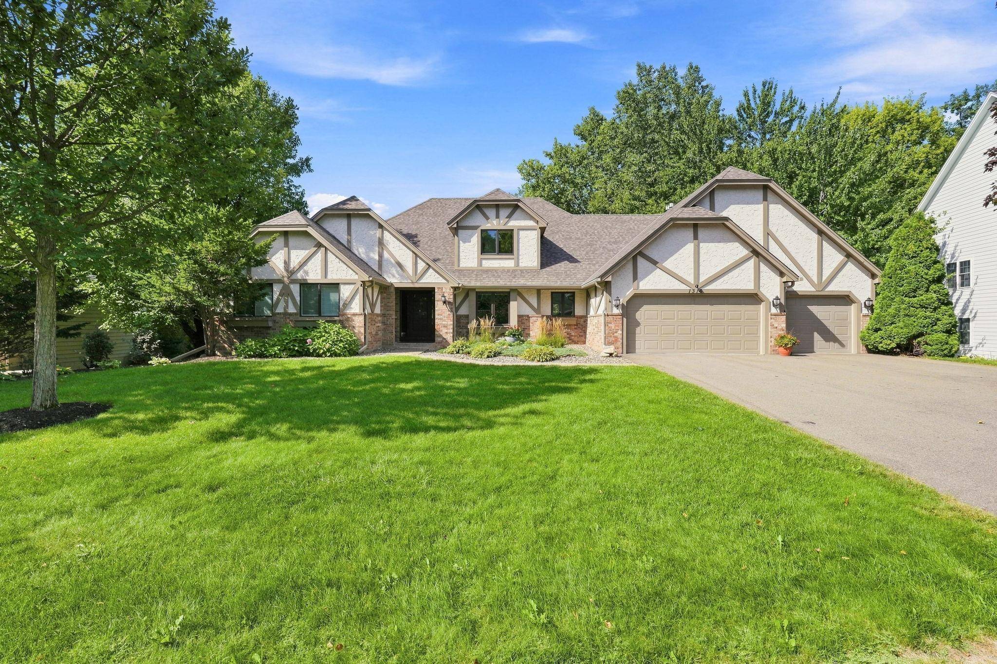 1316 Summit Oaks DR, Burnsville, MN 55337