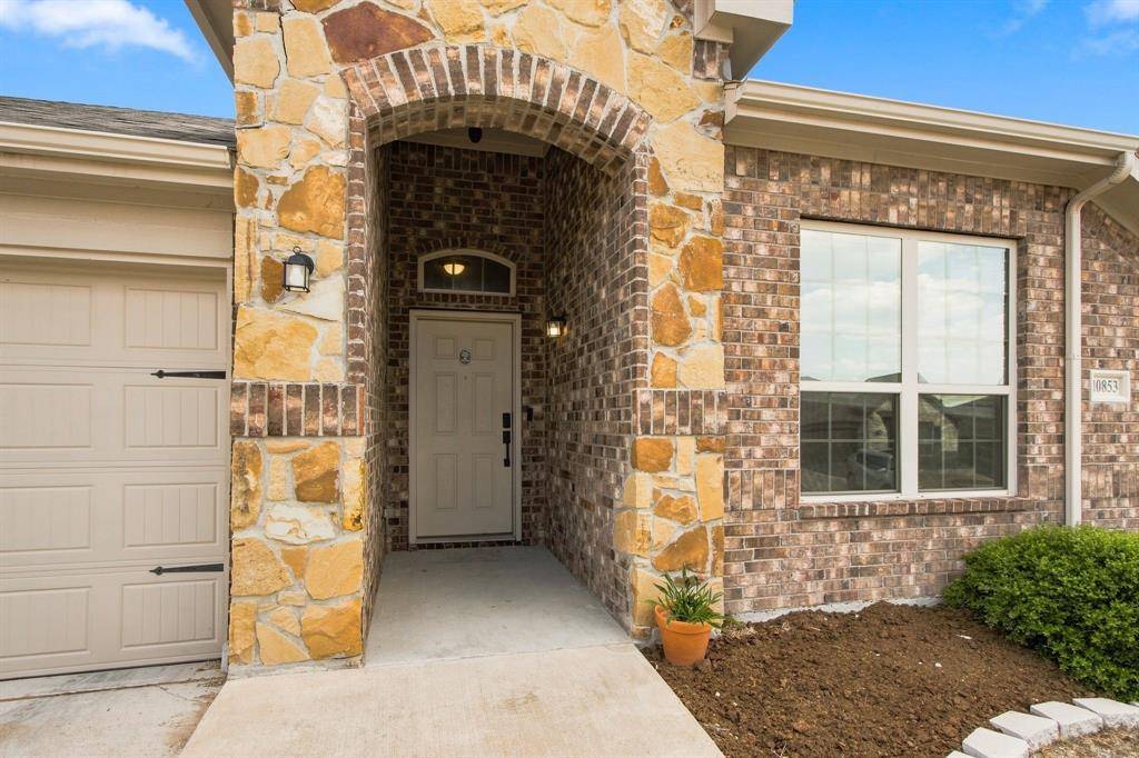 10853 Live Oak Creek Drive, Fort Worth, TX 76108