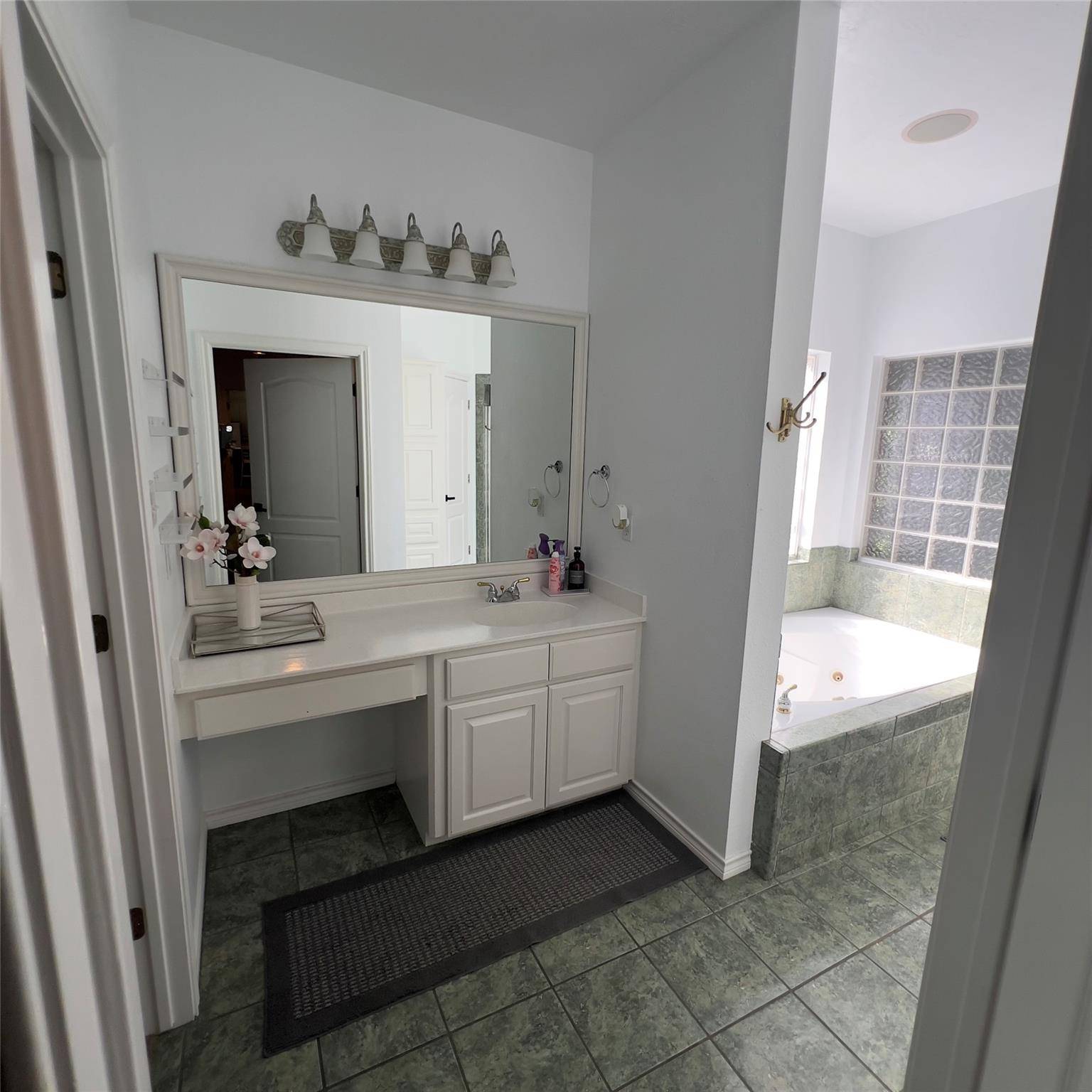310 E 10th ST, Elgin, TX 78621