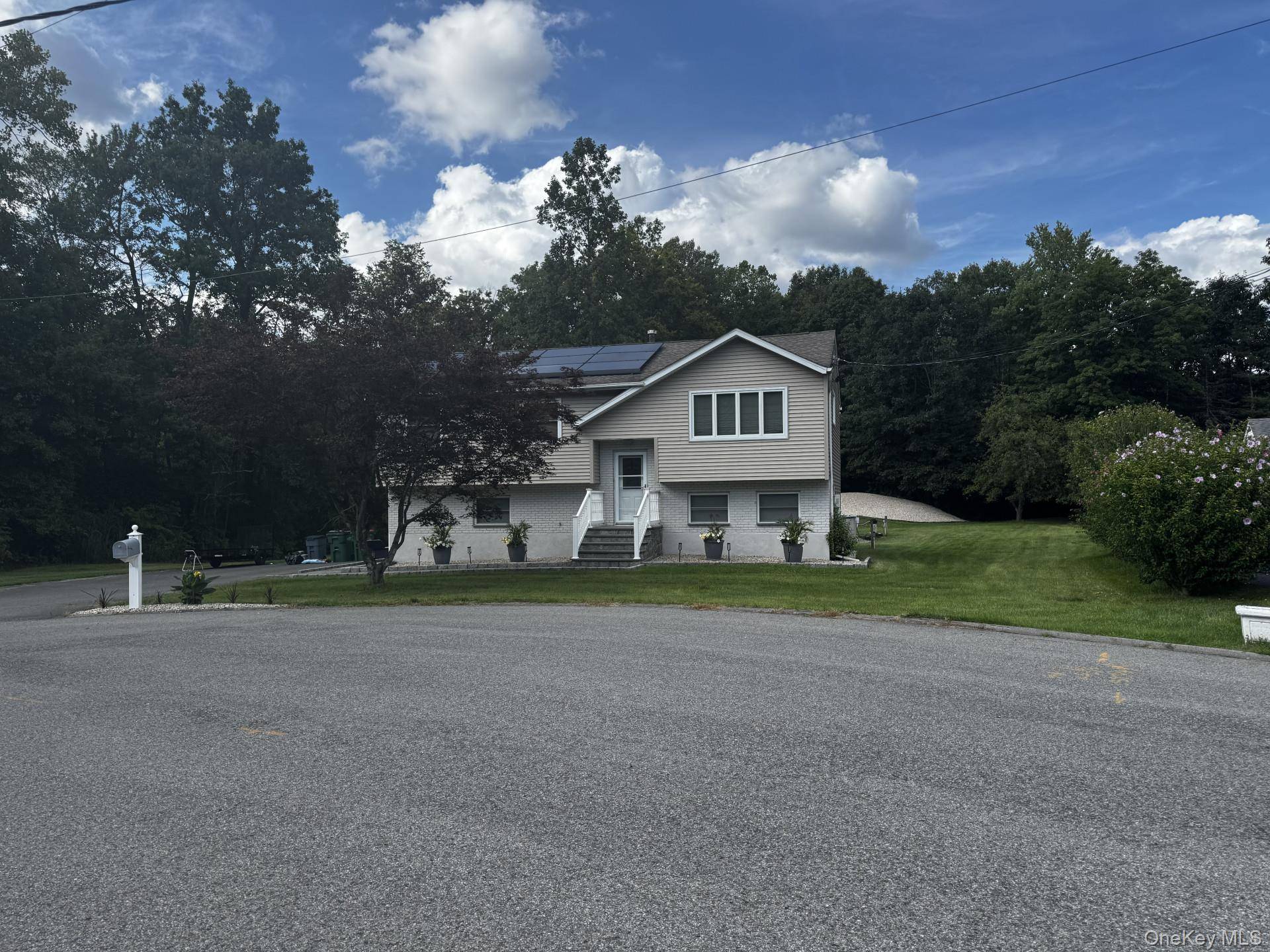 6 Russett LN, Wappingers Falls, NY 12590
