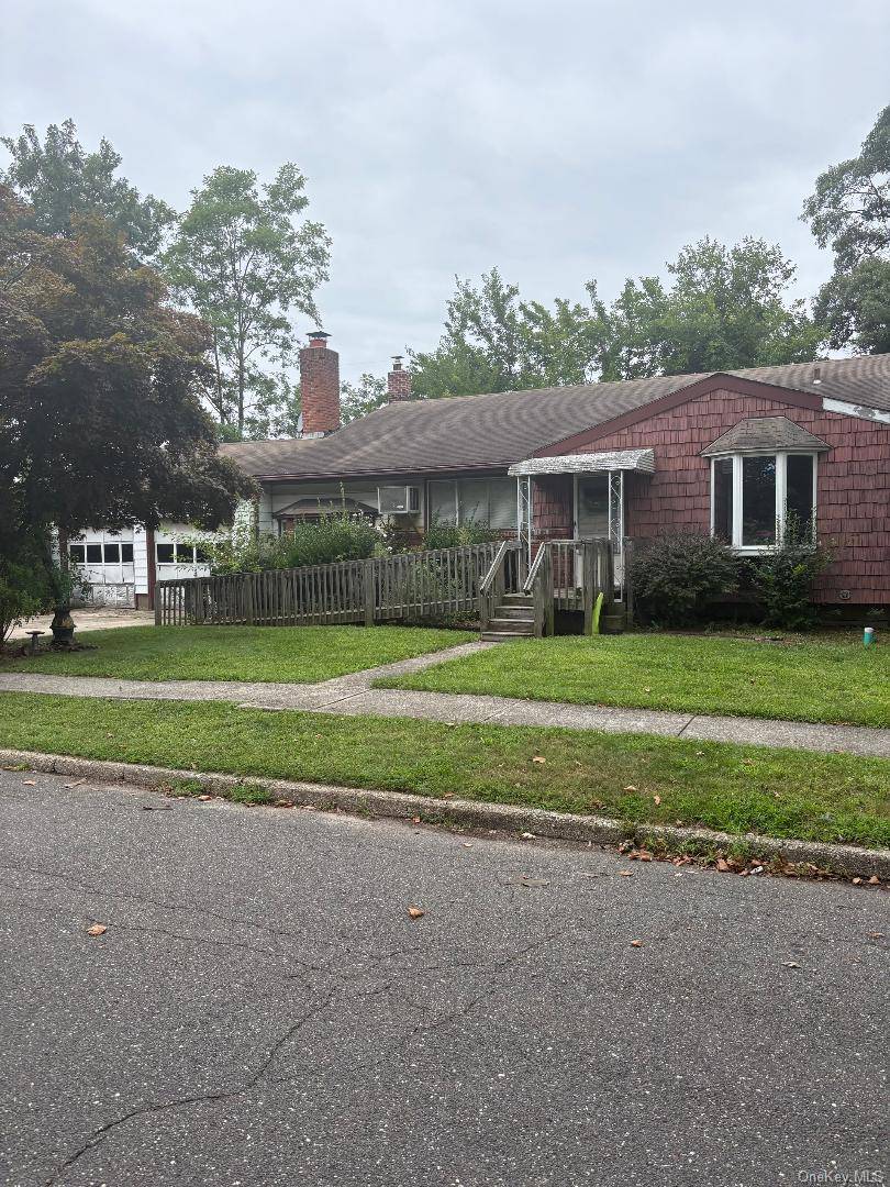 1 Cherokee ST, Massapequa, NY 11758