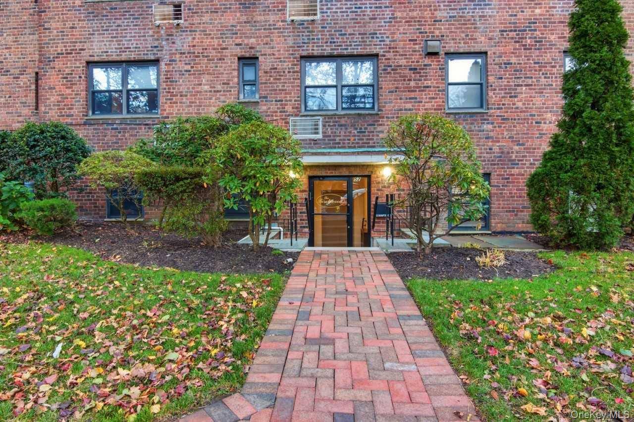 52 Brompton RD #52, Great Neck, NY 11021