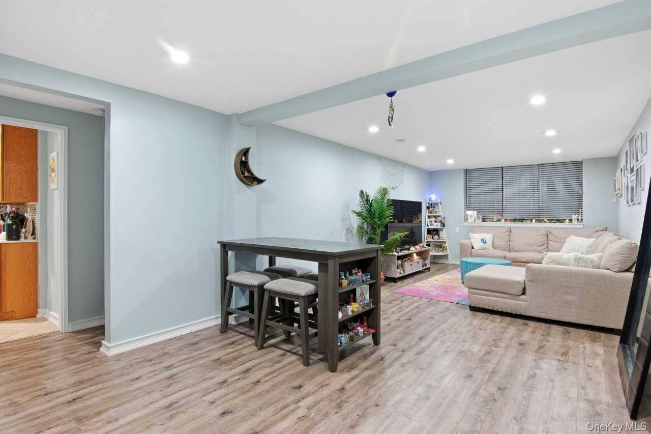 52 Brompton RD #52, Great Neck, NY 11021